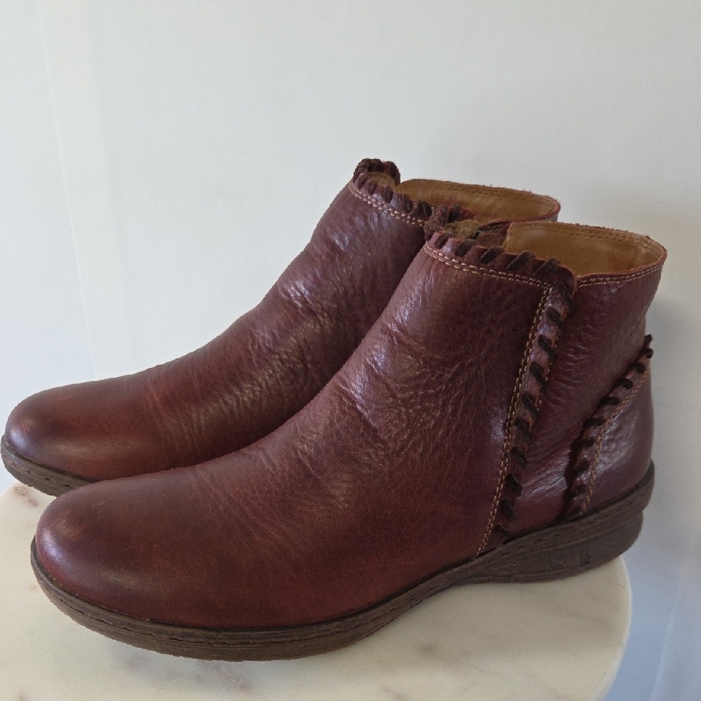 Comfortiva Weatherproof Women's Red Brown Leather Ankle Heeled Boots Size 10